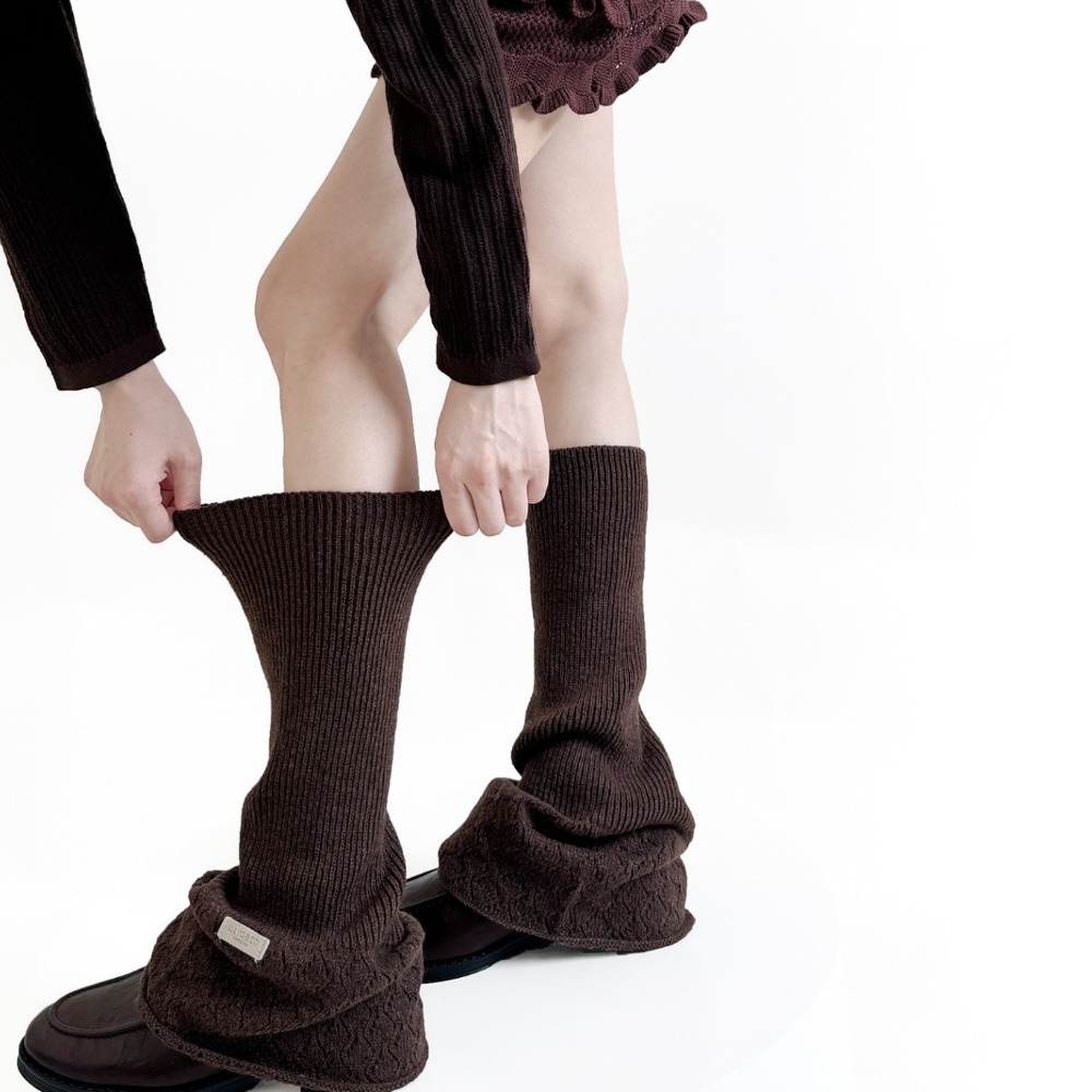 Boot Sock Slouchy - 日本のレトロなデザインの、透かし模様が入ったウール製レッグウォーマー。Y2K風のタグとレースのトリミングが施され、ゆったりとした編み地で、女の子向けの厚手で暖かい、重ね着に最適なブーツカバーとしても使えるカーフソックス。