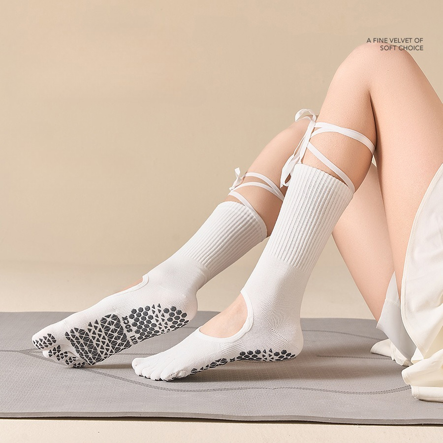 女性用、レースアップ式で滑り止め加工が施されたヨガソックス。 - Grip Sock Yoga のレビューと価格